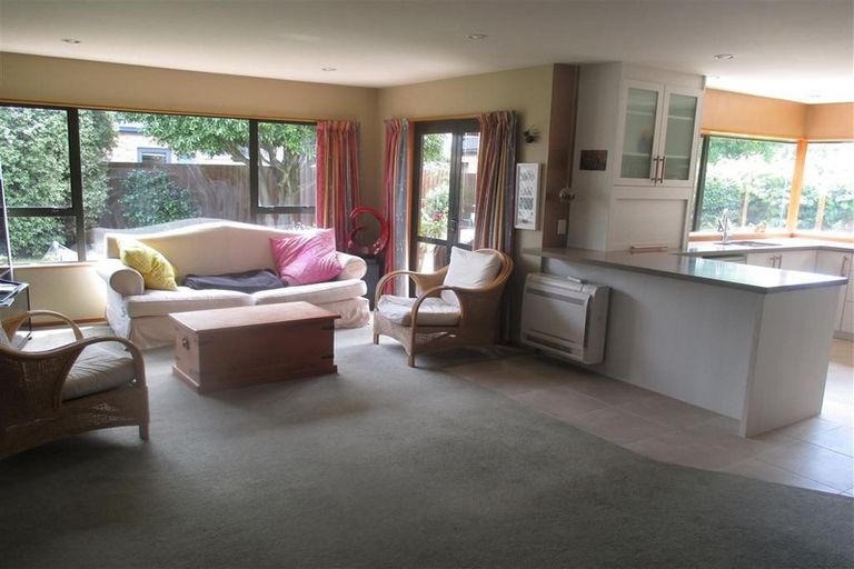 Photo of property in 27 Thornwood Place, Redwood, Christchurch, 8051