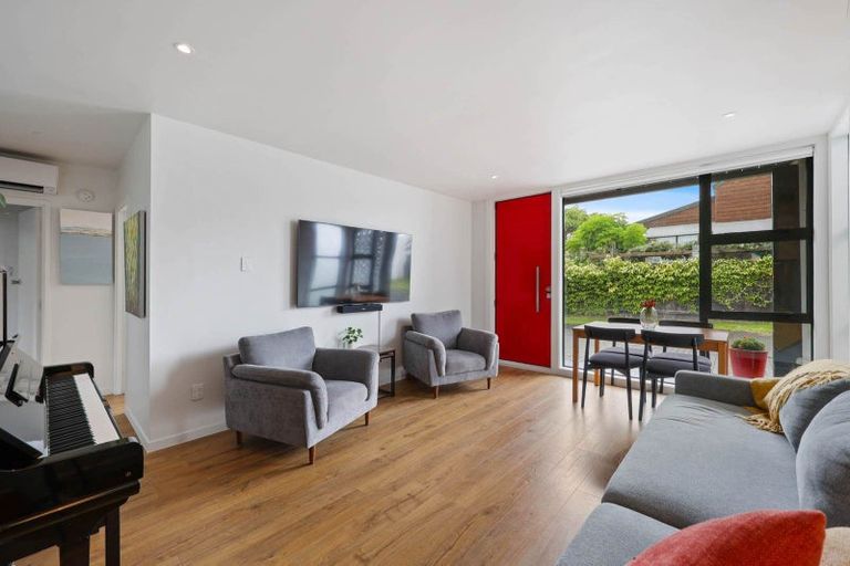 Photo of property in 3/132 Onewa Road, Northcote, Auckland, 0627