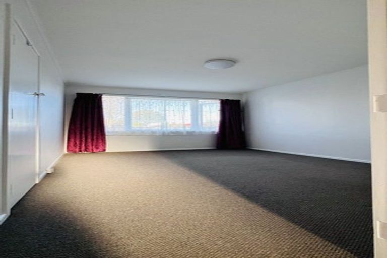 Photo of property in 50 Buscomb Avenue, Henderson, Auckland, 0610