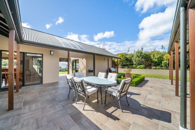 Photo of property in 32 Paekakariki Hill Road, Pauatahanui, Porirua, 5381