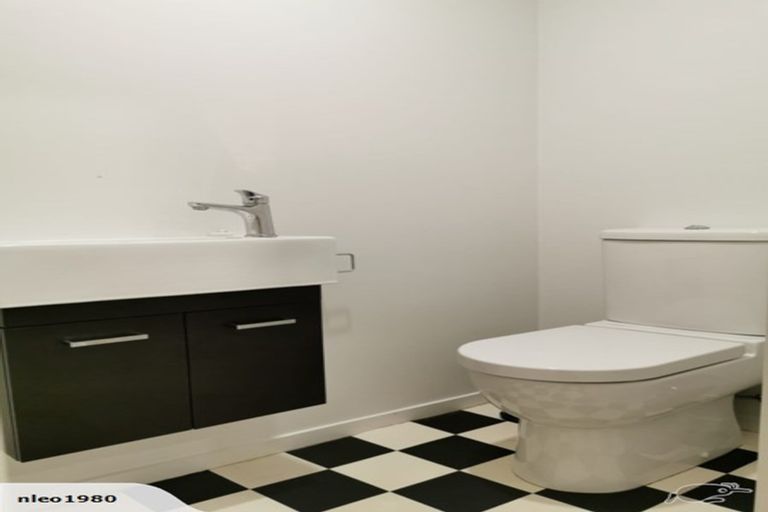 Photo of property in 28 Staincross Street, Green Bay, Auckland, 0604