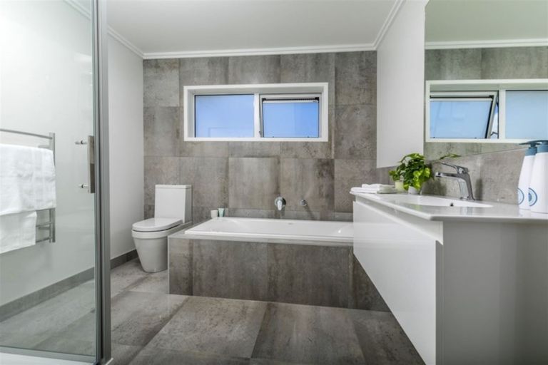 Photo of property in 17 Podgora Avenue, Kumeu, 0810