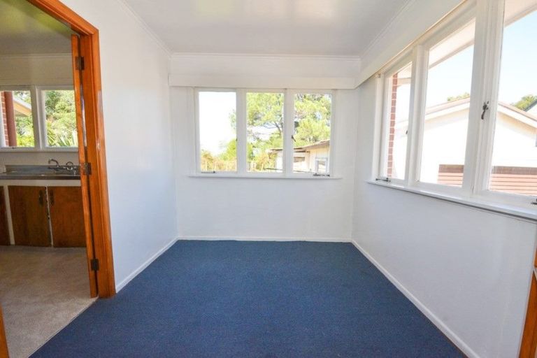 Photo of property in 43 Beaubank Road, Kelston, Auckland, 0602