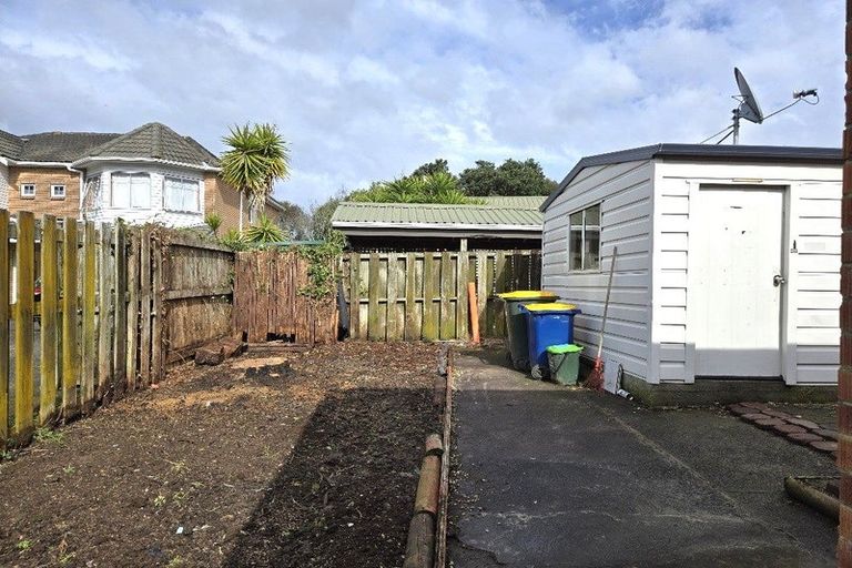 Photo of property in 2/56 Cockayne Crescent, Sunnynook, Auckland, 0620