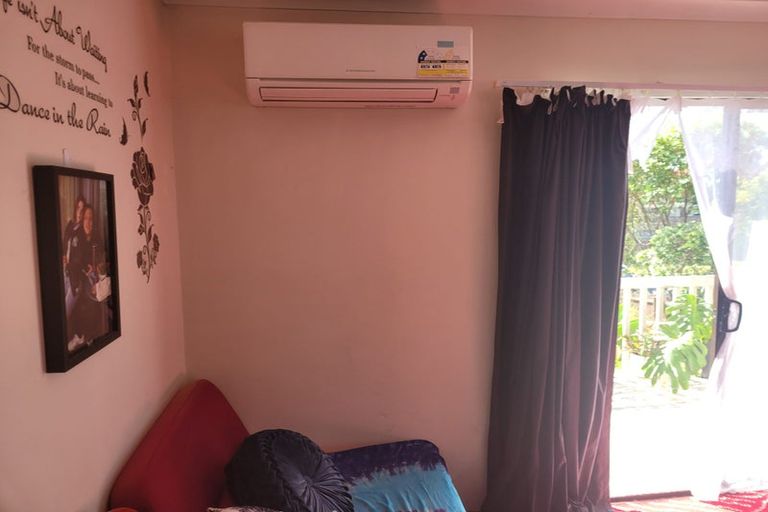 Photo of property in 12 Foyle Place, Glendene, Auckland, 0602