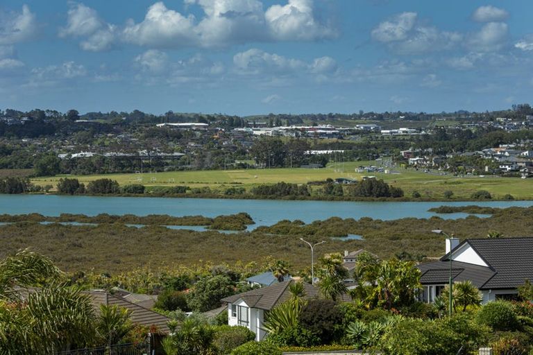 Photo of property in 10 Ashburn Close, Orewa, 0931