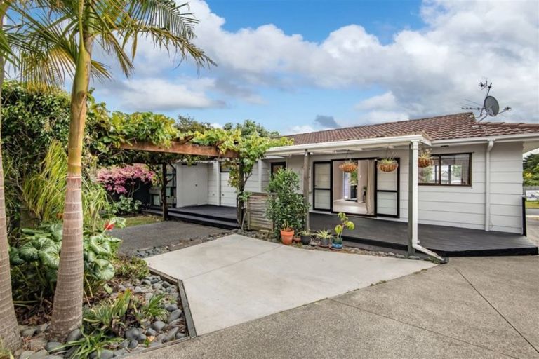 Photo of property in 9 Edgware Road, West Harbour, Auckland, 0618