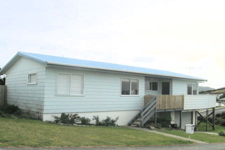 Photo of property in 25 Jasmine Grove, Maungaraki, Lower Hutt, 5010