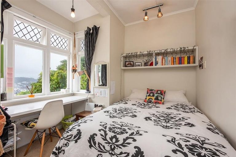 Photo of property in 80 Kelburn Parade, Kelburn, Wellington, 6012