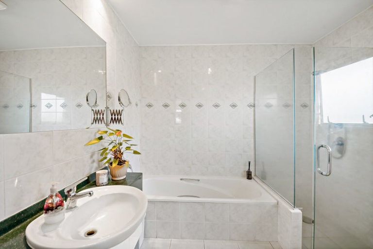 Photo of property in 4 Takutai Avenue, Bucklands Beach, Auckland, 2012