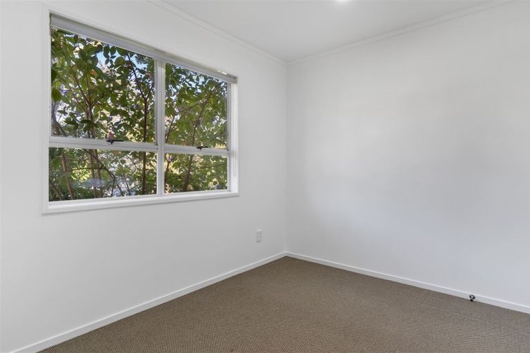 Photo of property in 42 Tamahere Drive, Glenfield, Auckland, 0629