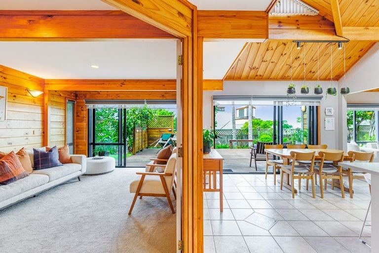 Photo of property in 2/397 East Coast Road, Mairangi Bay, Auckland, 0630