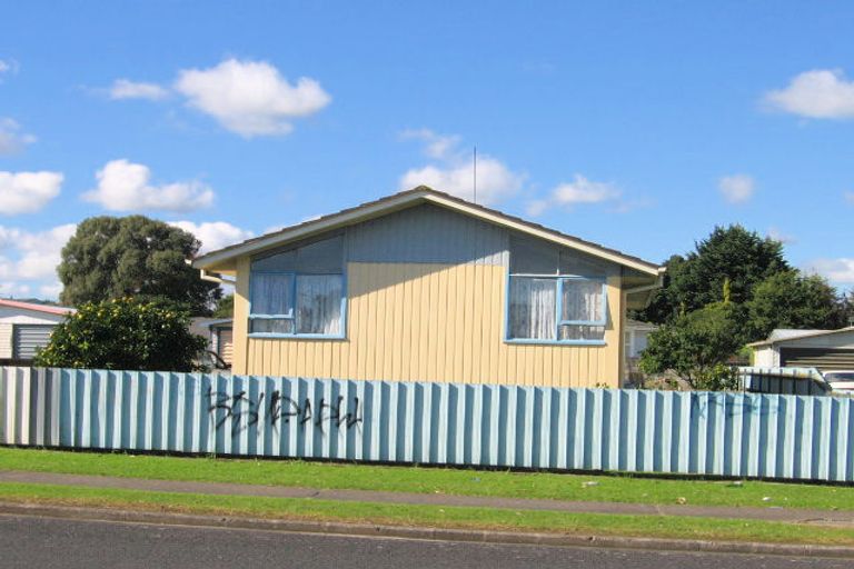 Photo of property in 16 Othello Drive, Clover Park, Auckland, 2023