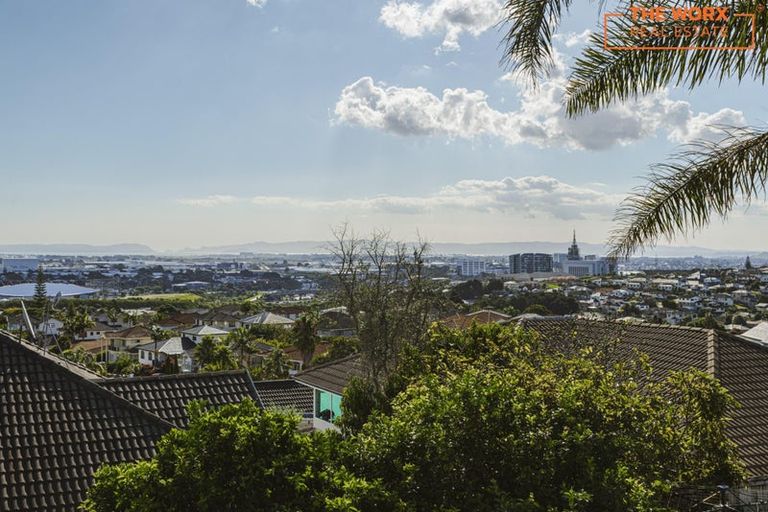 Photo of property in 33 Ribbonwood Crescent, Goodwood Heights, Auckland, 2105