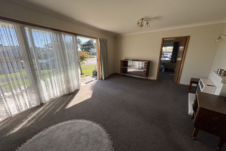 Photo of property in 3 Hollows Crescent, Takaro, Palmerston North, 4412