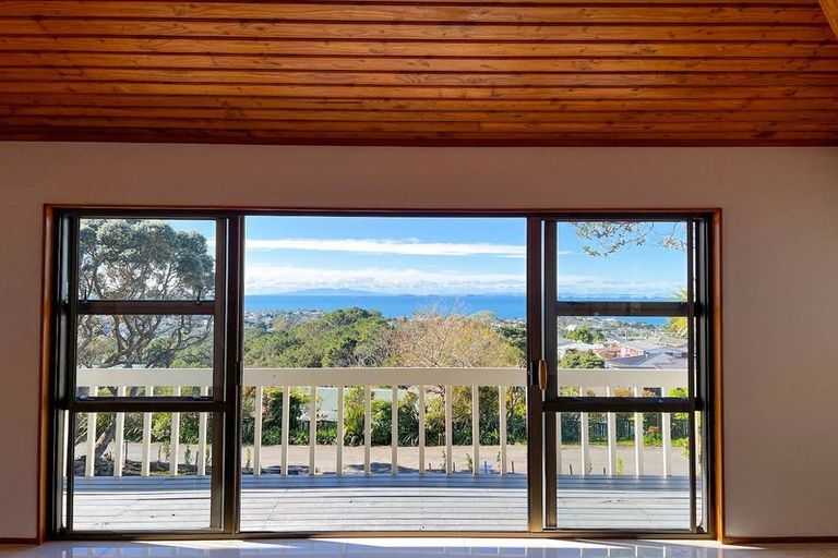 Photo of property in 4 Dalmeny Close, Murrays Bay, Auckland, 0630
