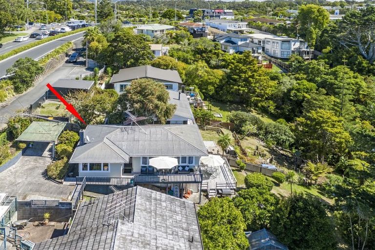 Photo of property in 389 Wairau Road, Totara Vale, Auckland, 0629