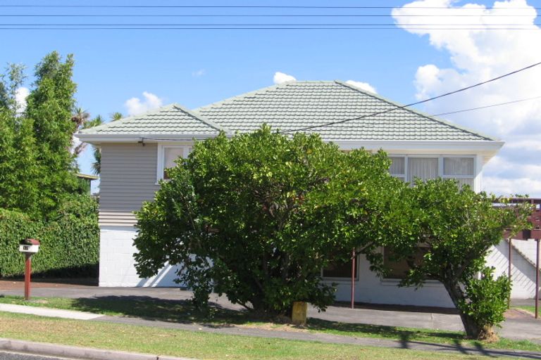 Photo of property in 2/10 Rothesay Bay Road, Rothesay Bay, Auckland, 0630