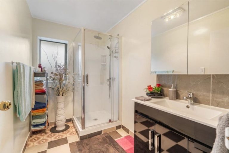 Photo of property in 2/27 Wai Iti Place, Clendon Park, Auckland, 2103