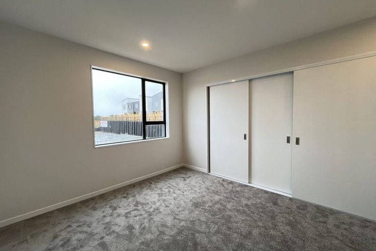 Photo of property in 17 Kuaha Road, Massey, Auckland, 0614