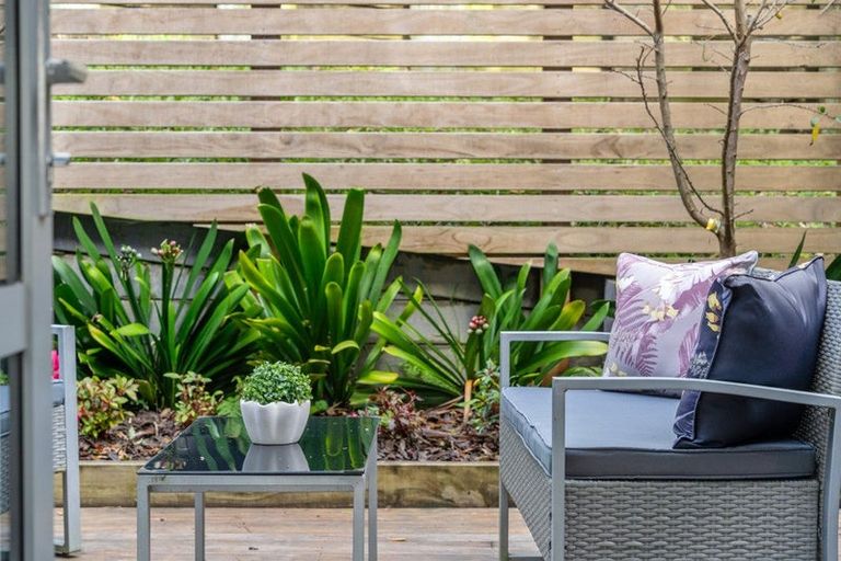 Photo of property in 2/13 Pannill Place, Oteha, Auckland, 0632