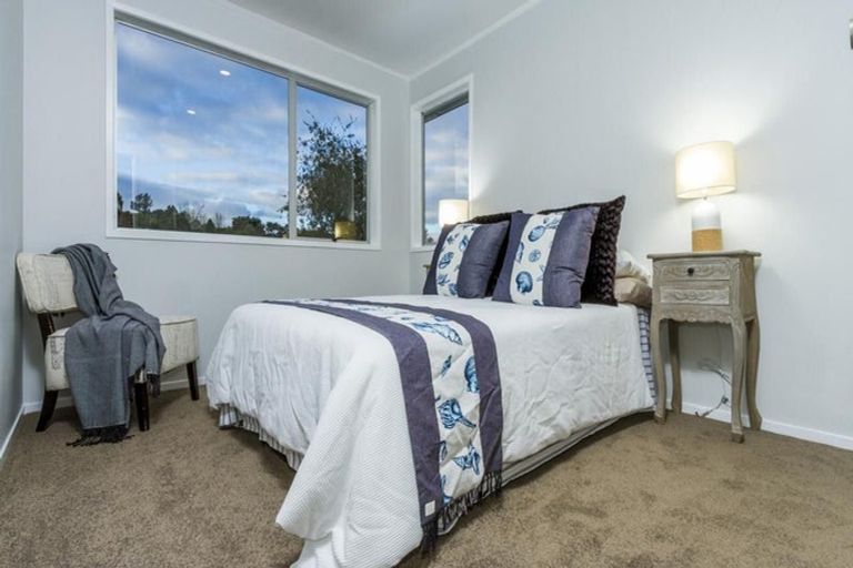 Photo of property in 17 Wanita Place, Totara Vale, Auckland, 0629
