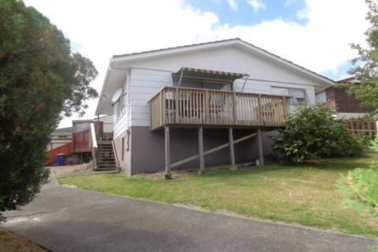 Photo of property in 1/3 Flagstaff Place, Massey, Auckland, 0614