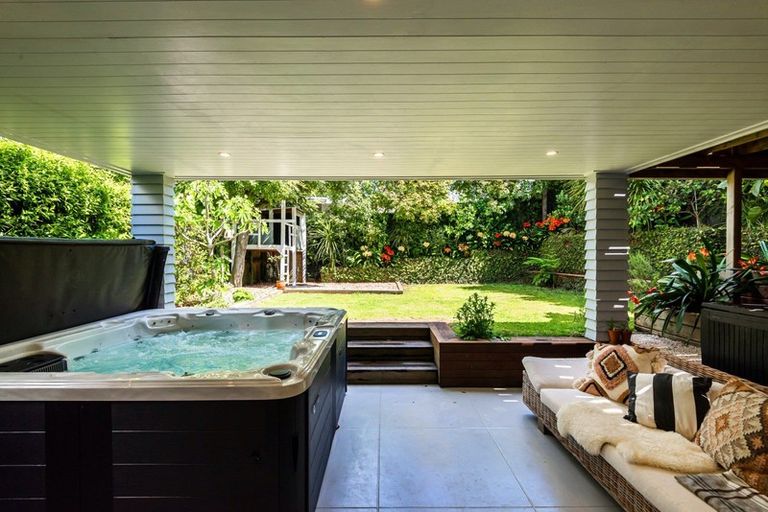 Photo of property in 109 Vauxhall Road, Narrow Neck, Auckland, 0624