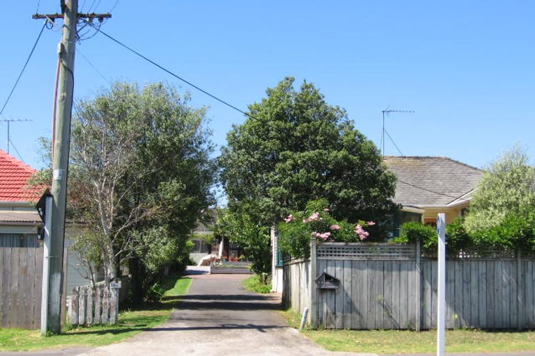 Photo of property in 2/28 Shakespeare Road, Milford, Auckland, 0620