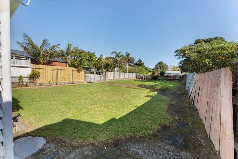Photo of property in 70 Pioneer Road, Moturoa, New Plymouth, 4310
