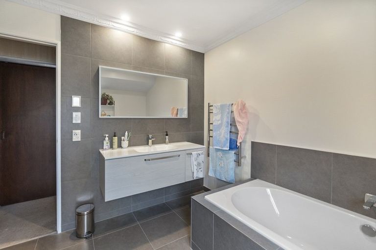 Photo of property in 24 Dalgliesh Avenue, Forest Lake, Hamilton, 3200