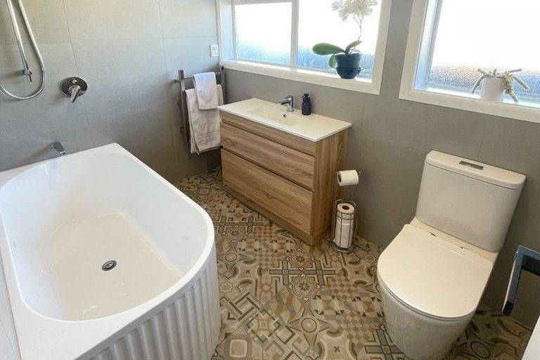 Photo of property in 62 Oriana Crescent, Hornby, Christchurch, 8042