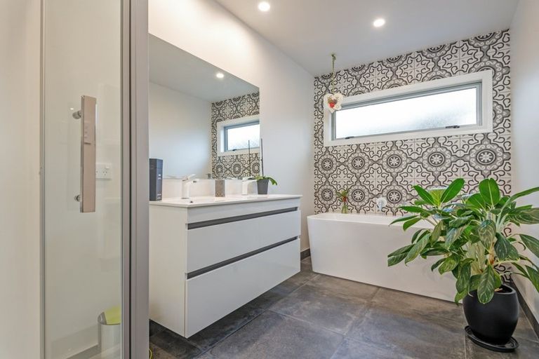 Photo of property in 8 Mediterranean Grove, Fitzherbert, Palmerston North, 4410