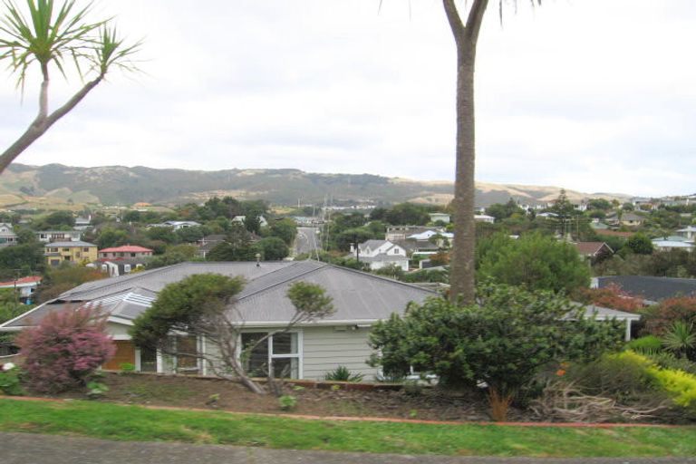 Photo of property in 15 Tainui Terrace, Tawa, Wellington, 5028