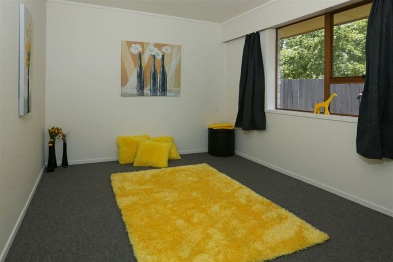 Photo of property in 2/201 Henderson Valley Road, Henderson, Auckland, 0612