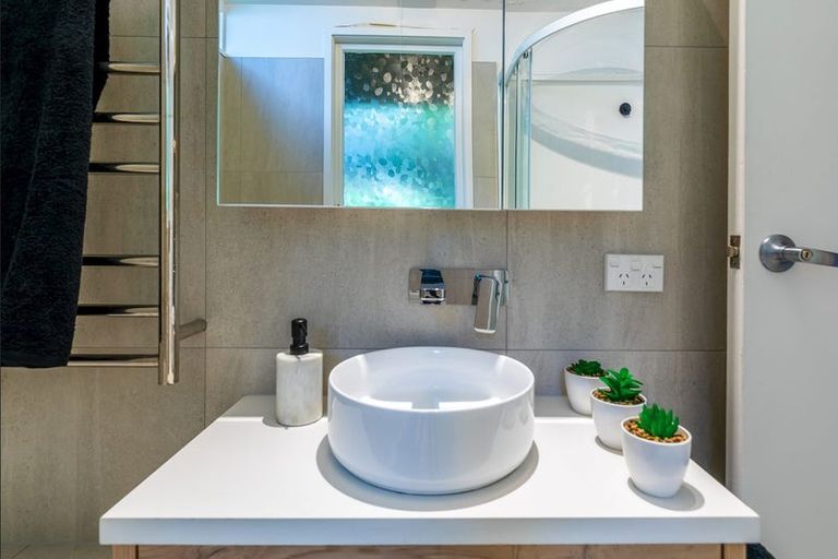 Photo of property in 10 Rangiwai Road, Titirangi, Auckland, 0604