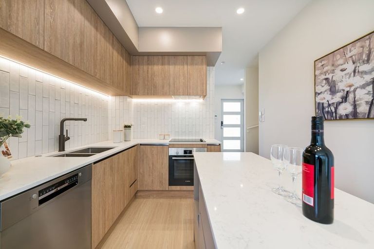 Photo of property in 6c Law Street, Torbay, Auckland, 0630