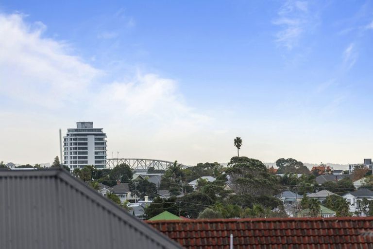 Photo of property in 1/92 Victoria Road, Devonport, Auckland, 0624