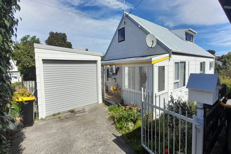 Photo of property in 104 Tauhinu Road, Miramar, Wellington, 6022