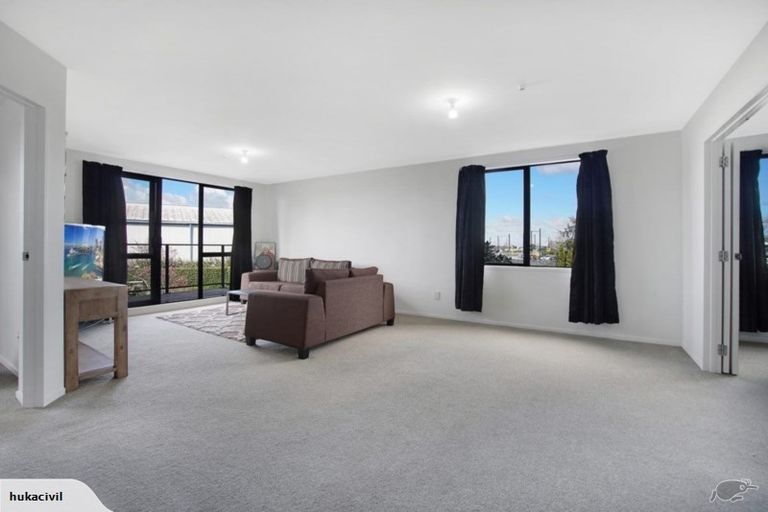 Photo of property in 68 Mountain Road, Henderson Valley, Auckland, 0612