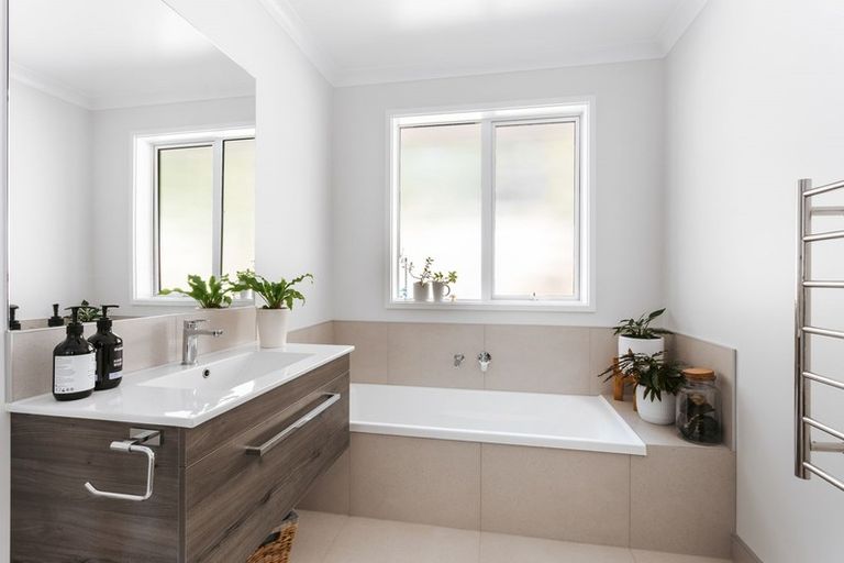 Photo of property in 77 Bert Wall Drive, Omokoroa, 3114