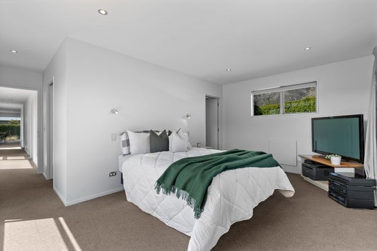 Photo of property in 5 Nerin Square, Lake Hayes, Queenstown, 9304