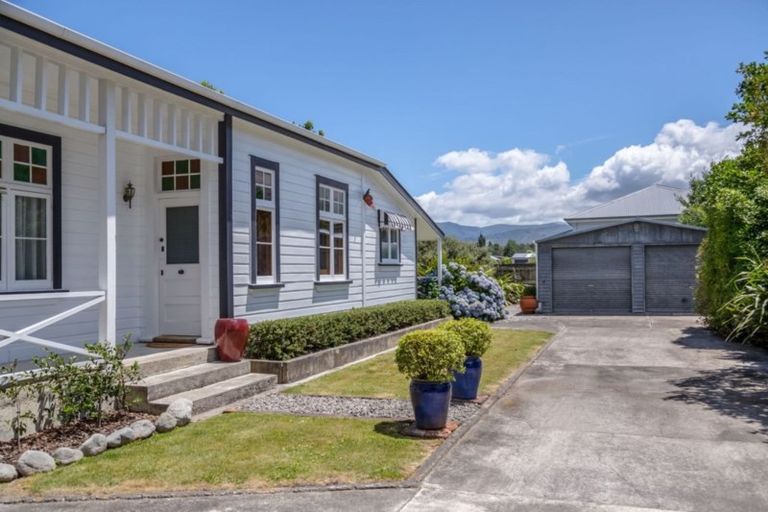 Photo of property in 8 Yule Grove, Greytown, 5712