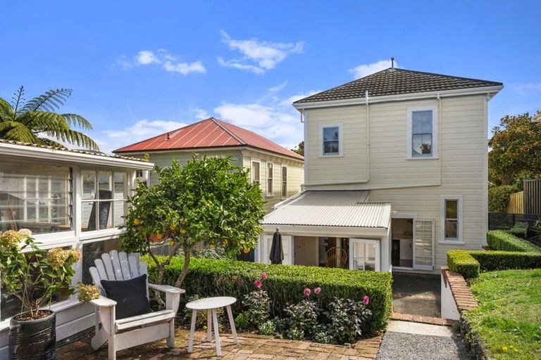 Photo of property in 33 Grove Road, Kelburn, Wellington, 6012