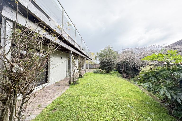 Photo of property in 2/90 Royal View Road, Te Atatu South, Auckland, 0610