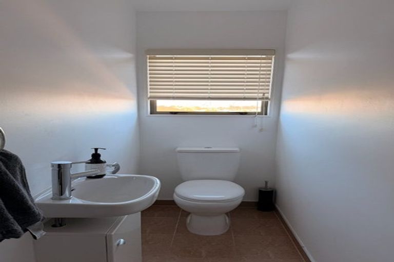 Photo of property in 28 Ballymore Drive, Pinehill, Auckland, 0632