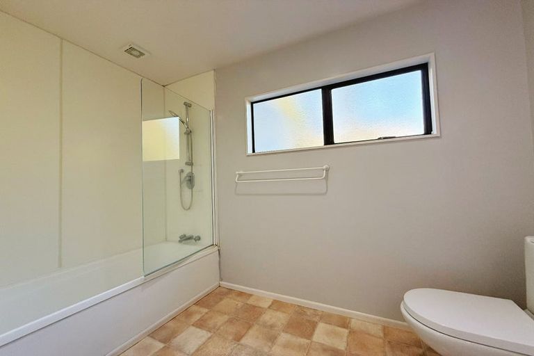 Photo of property in 2/252 East Coast Road, Forrest Hill, Auckland, 0620