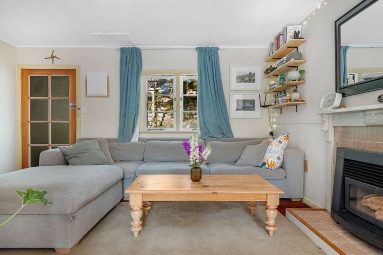 Photo of property in 43 Kauri Point Road, Laingholm, Auckland, 0604