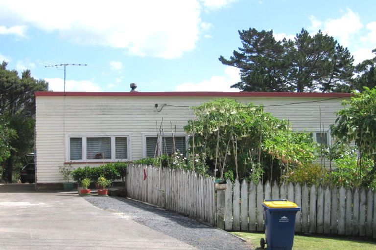 Photo of property in 2/9 Dakota Avenue, Beach Haven, Auckland, 0626