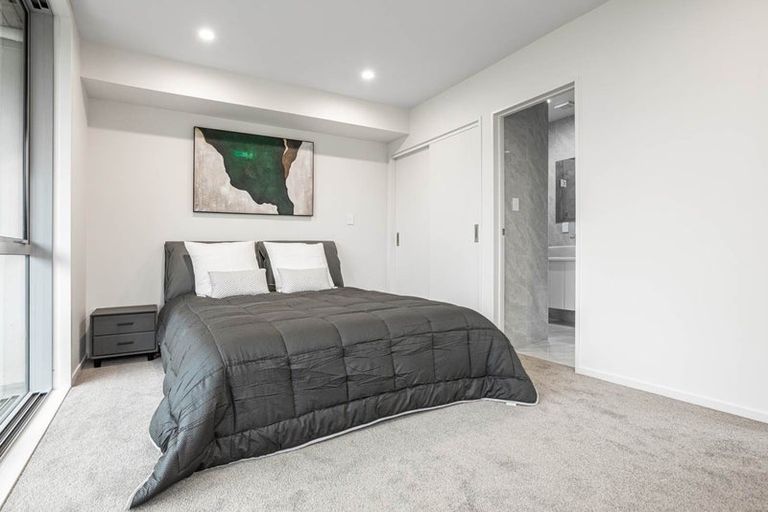 Photo of property in 1/10 Vinifera Place, Fairview Heights, Auckland, 0632